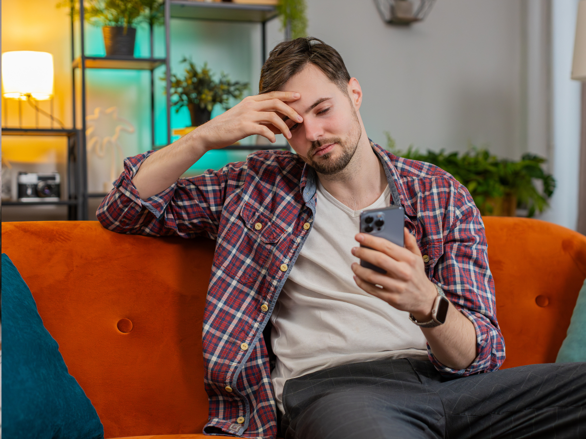 zaskoczony mężczyzna