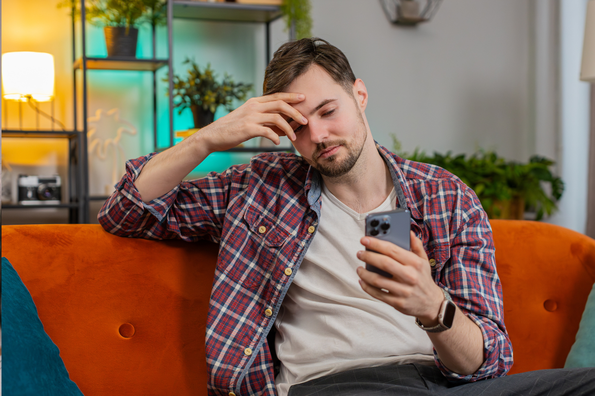 zaskoczony mężczyzna