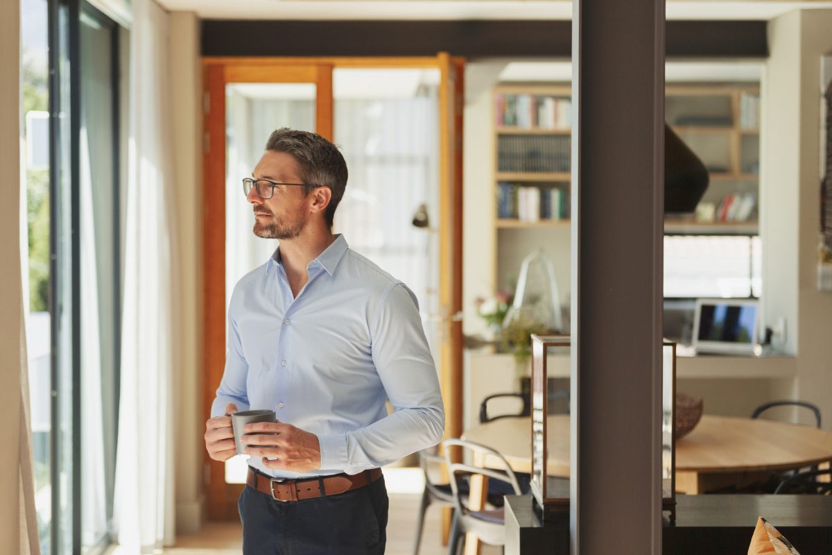 zamyślony mężczyzna