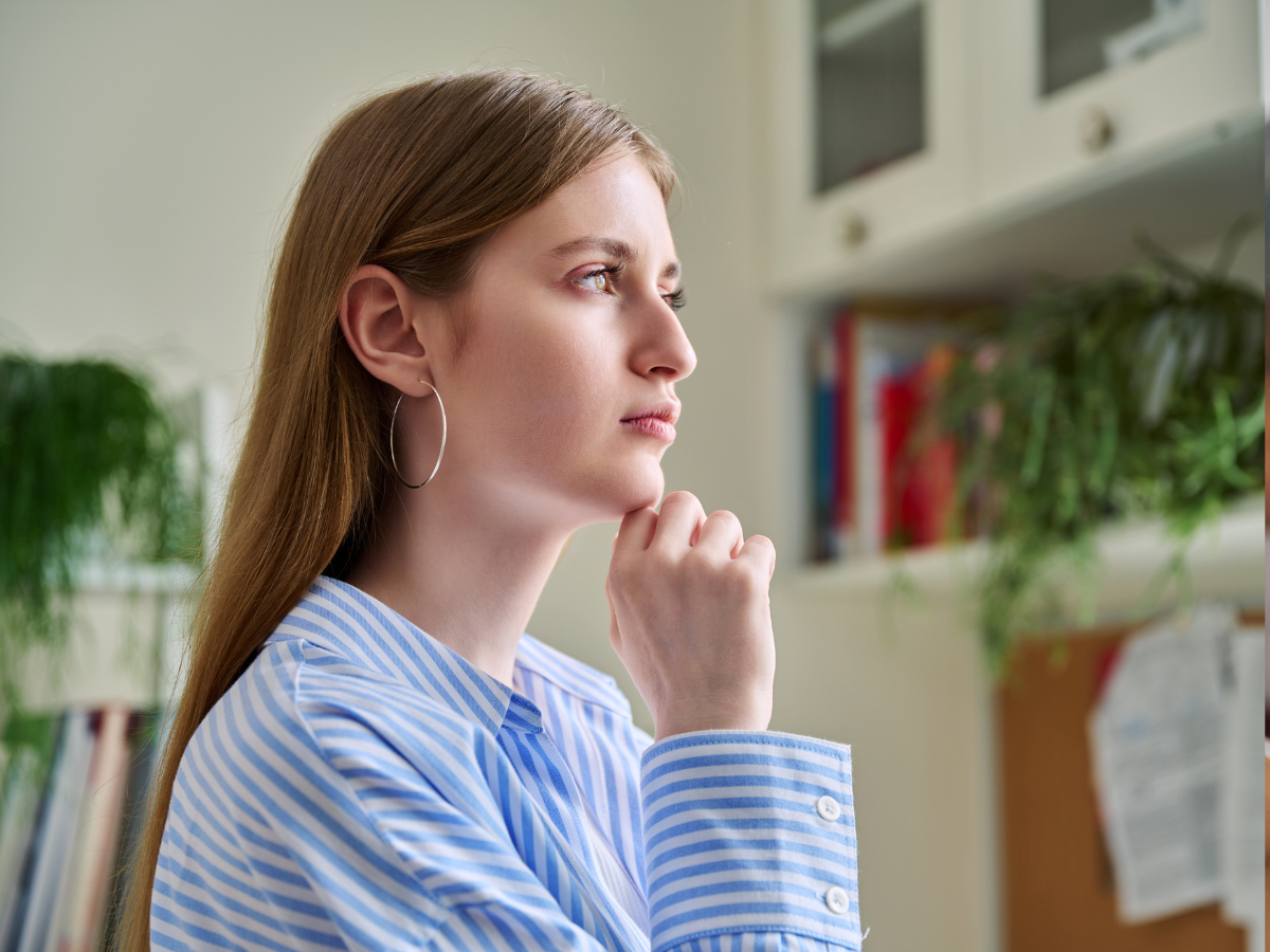 zamyślona dziewczyna