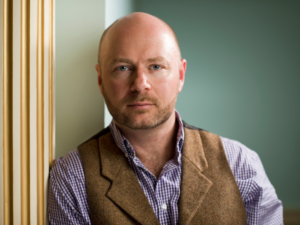 zaskoczony mężczyzna