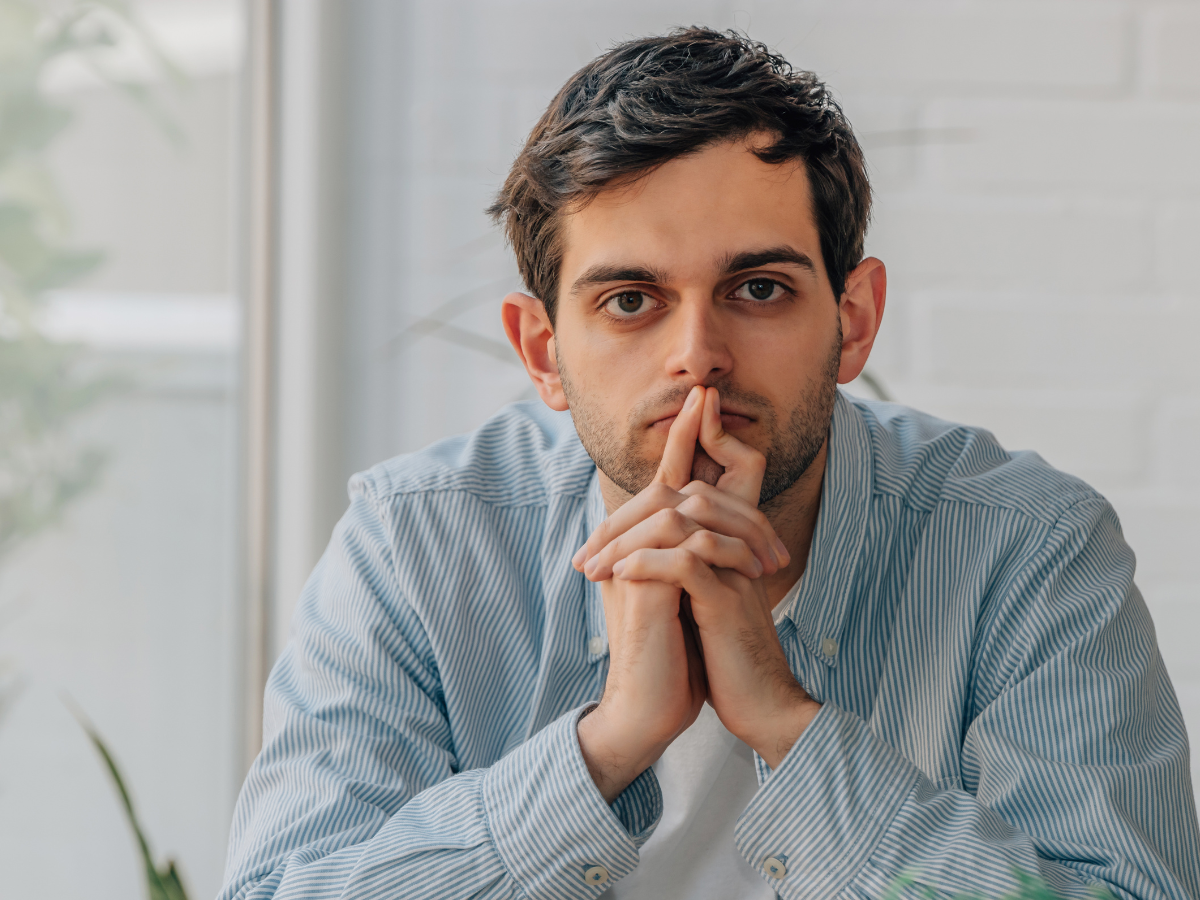 zamyślony mężczyzna