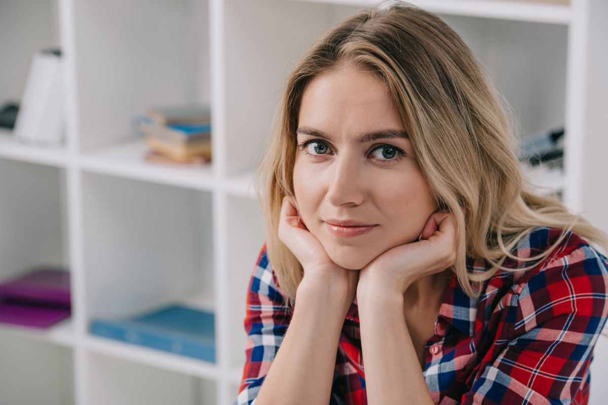 Zamyślona młoda kobieta 1200 x 800