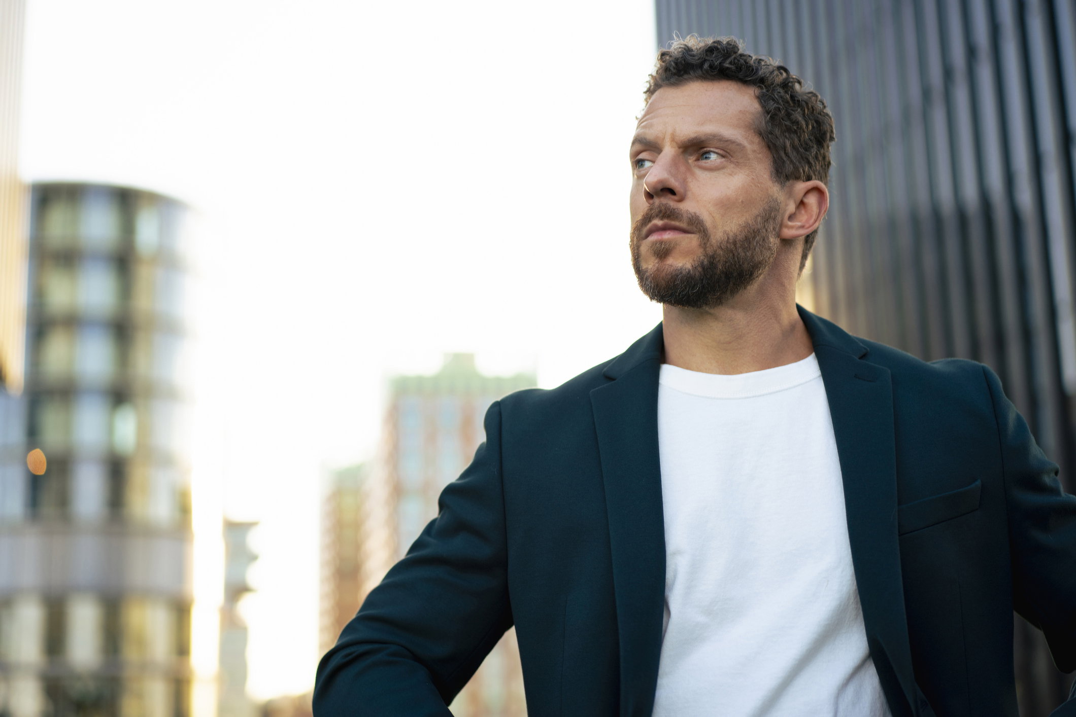 poważny mężczyzna