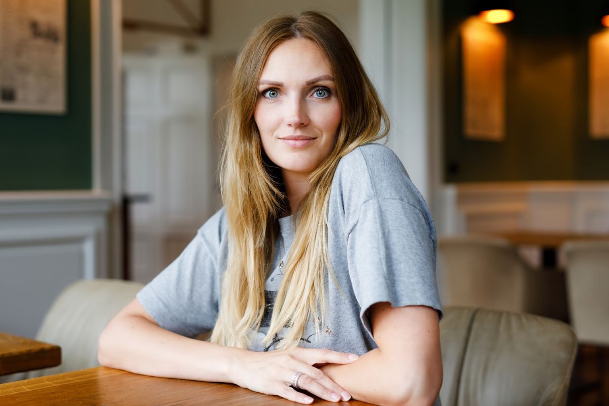 Uśmiechnięta kobieta 35 1200 x 800