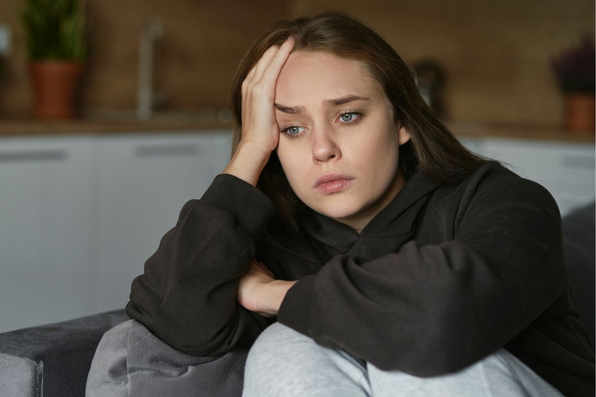 Smutna kobieta w domu 1200 x 800k