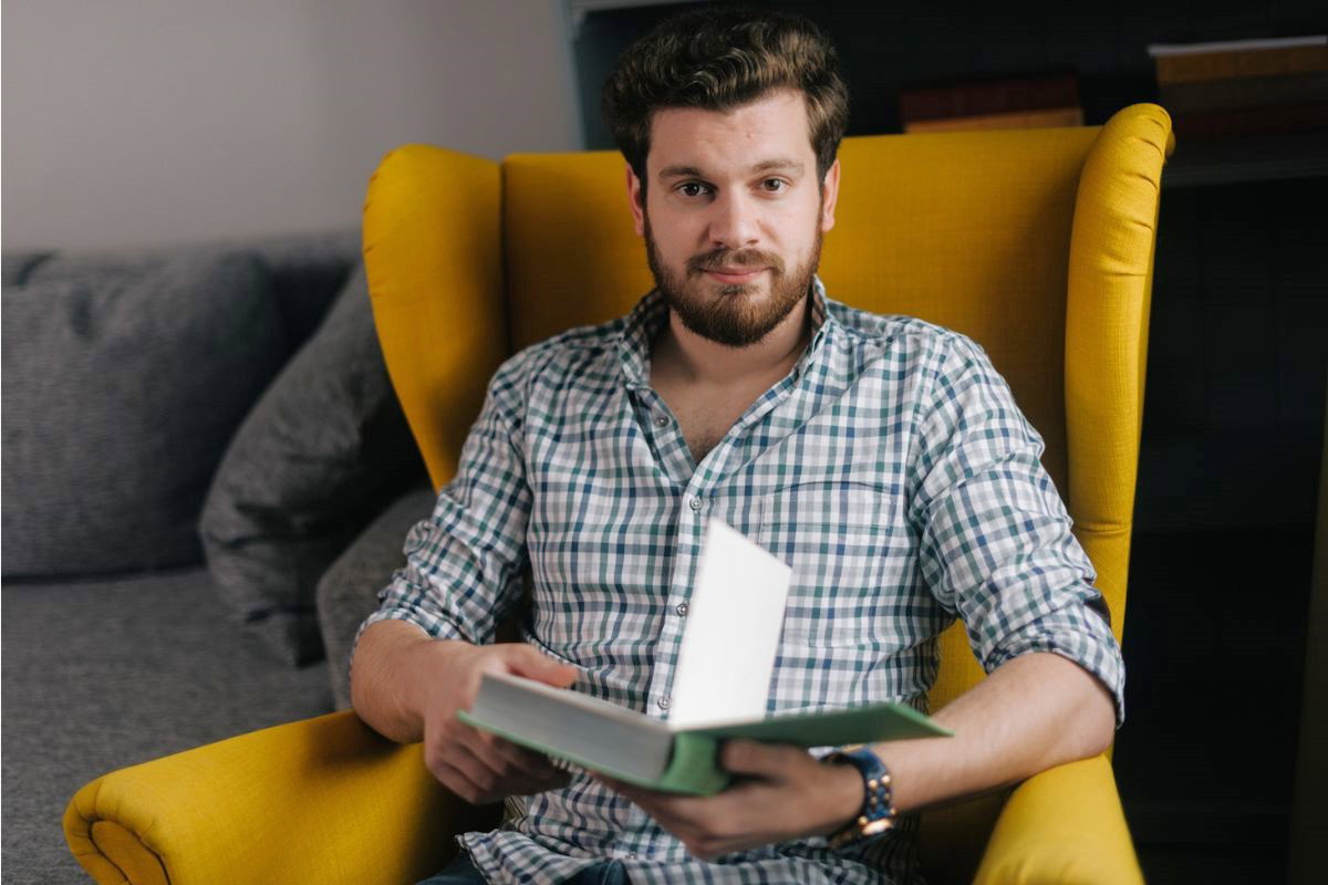 Zaskoczony mężczyzna z książką 1200 x 800 - 1