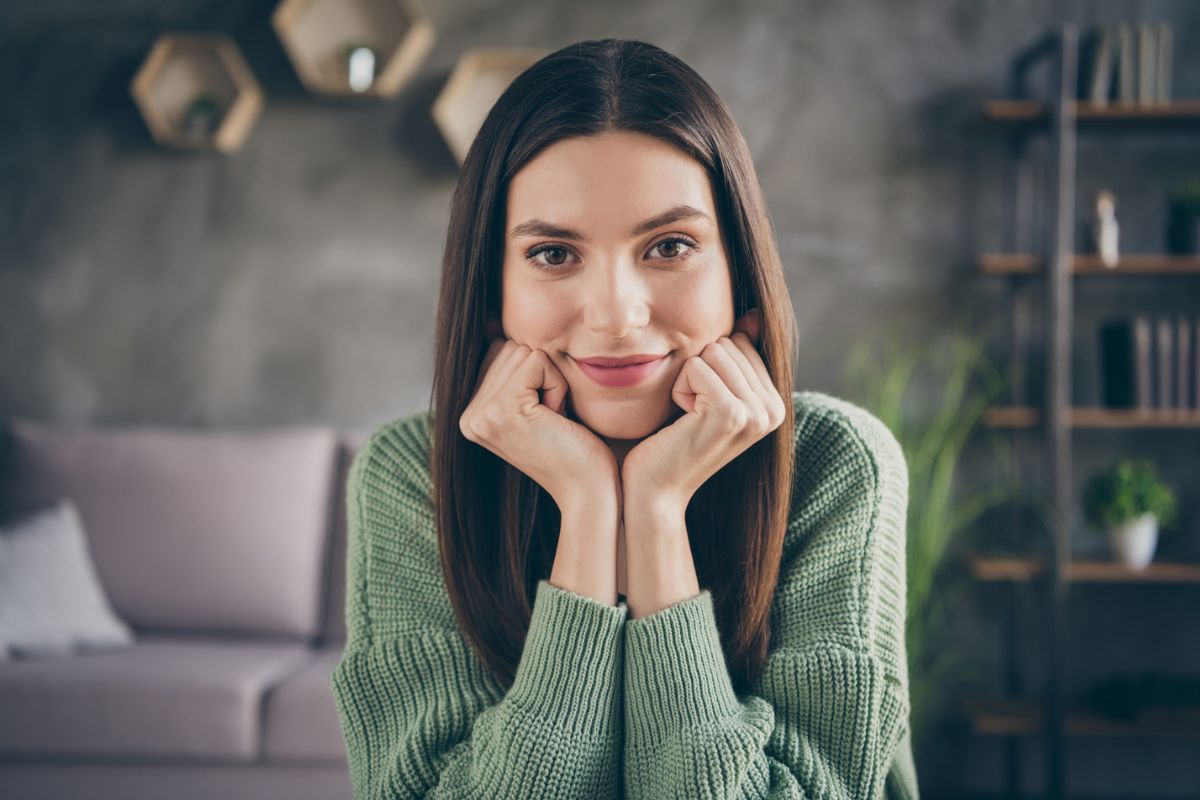 Uśmiechnięta młoda kobieta 1200 x 800