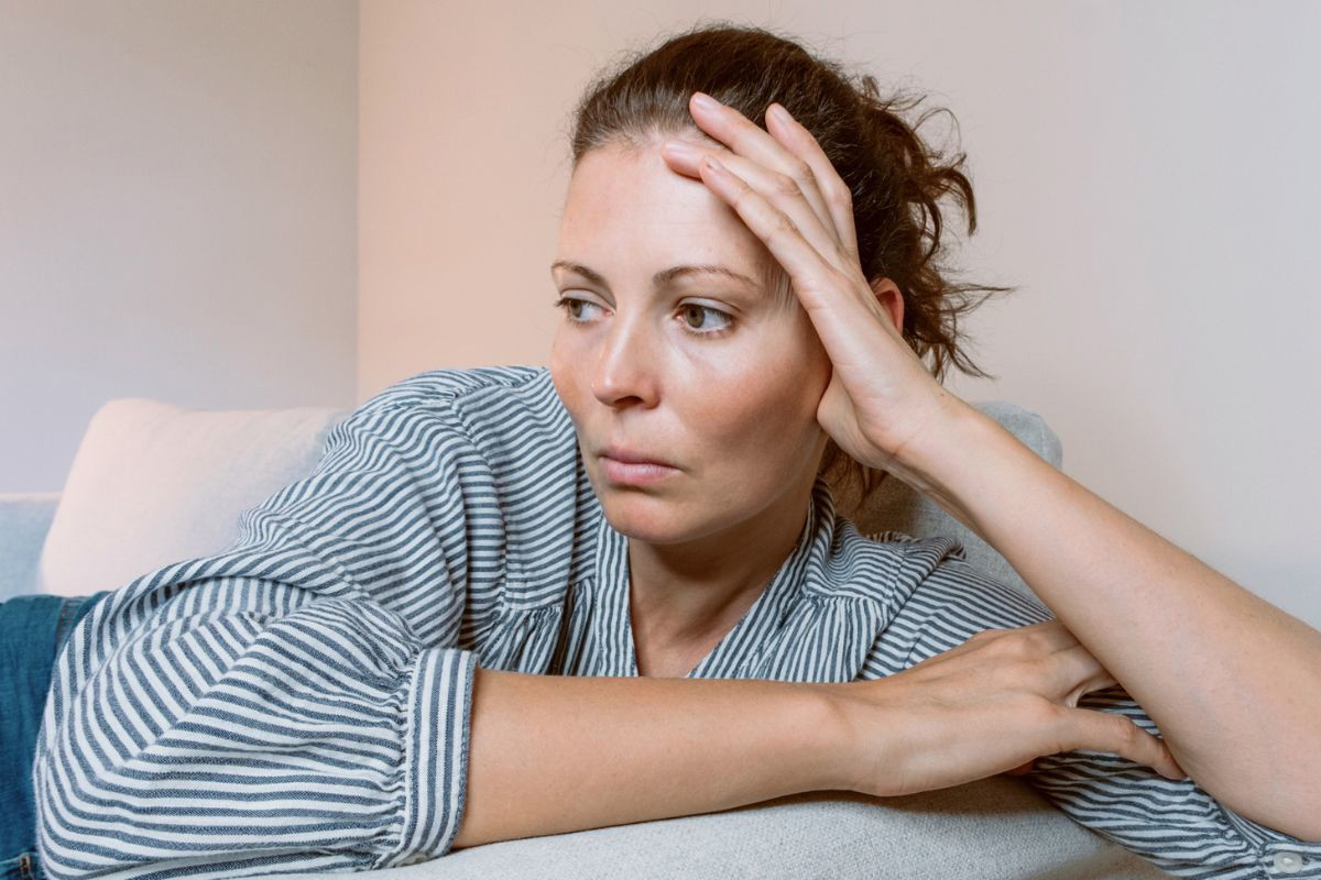 Zamyślona smutna kobieta 1200 x 800