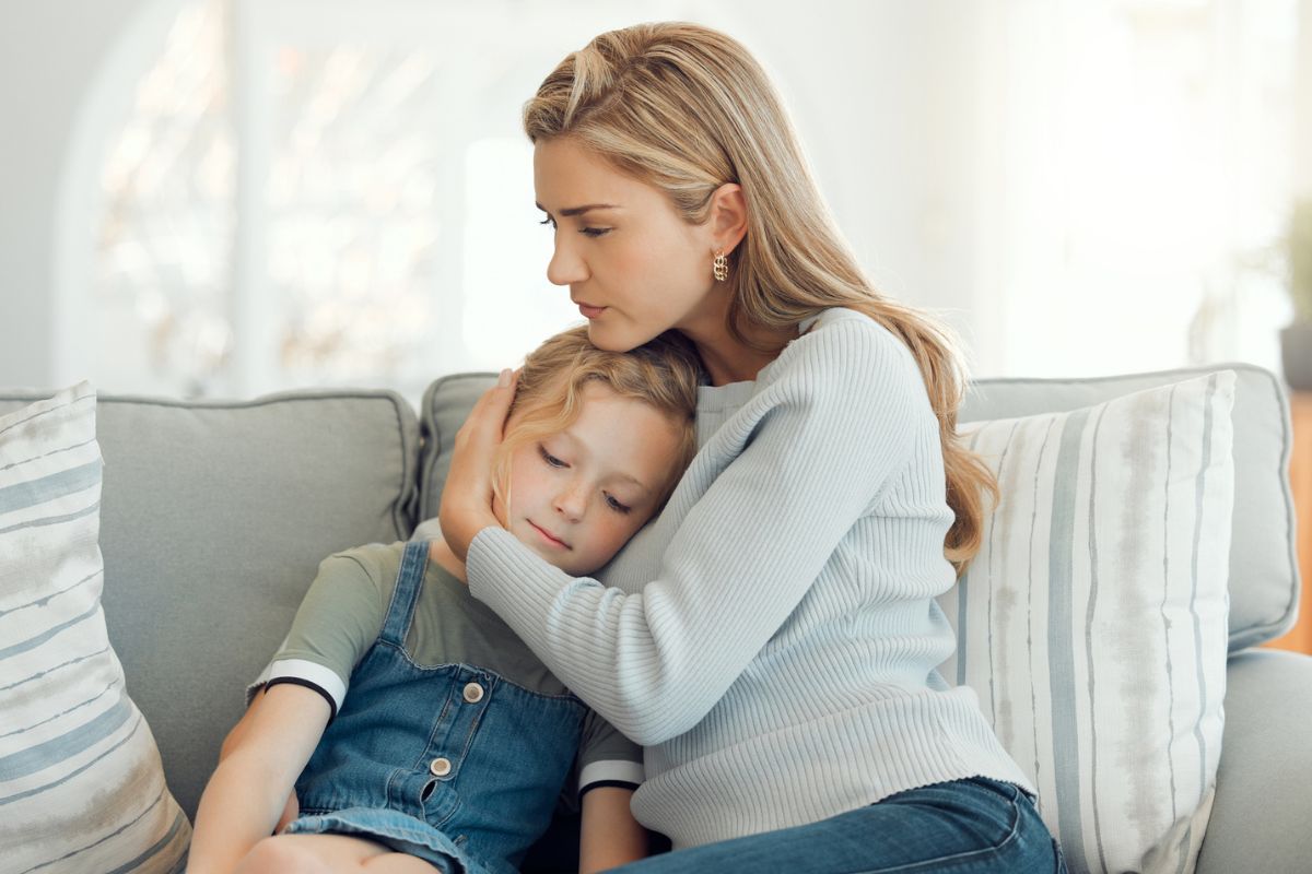 Smutna kobieta z córką 1200 x 800