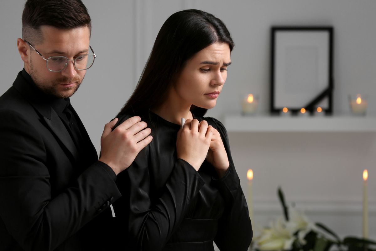 Ludzie na pogrzebie 1200 x 800