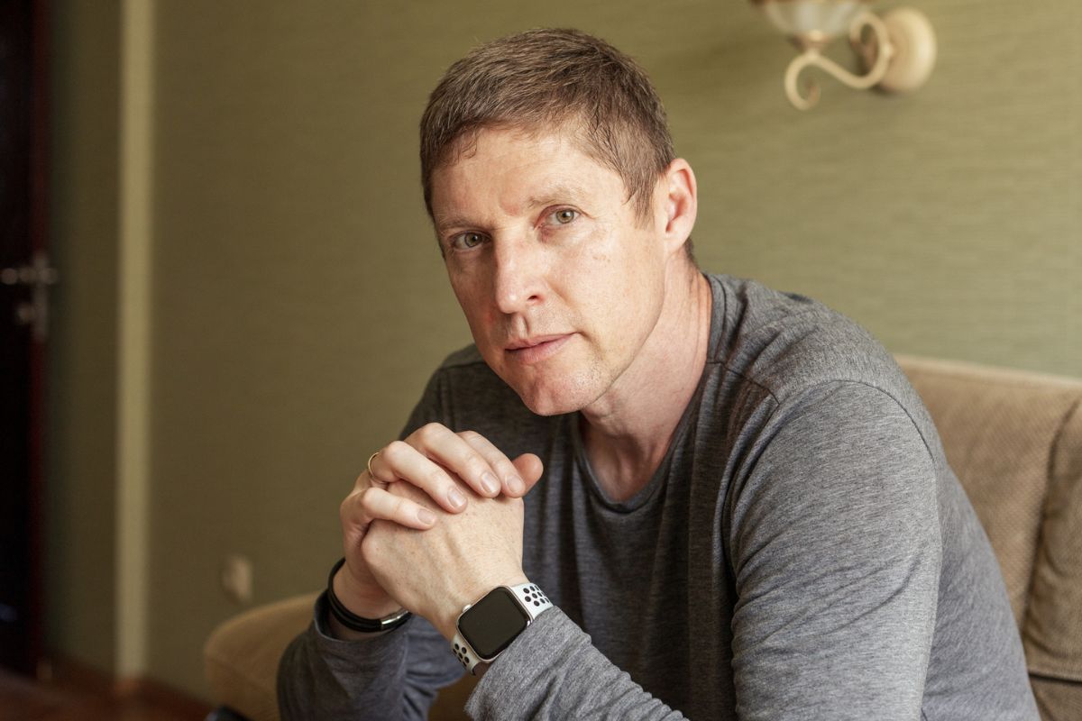 Poważny mężczyzna 50 1200 x 800