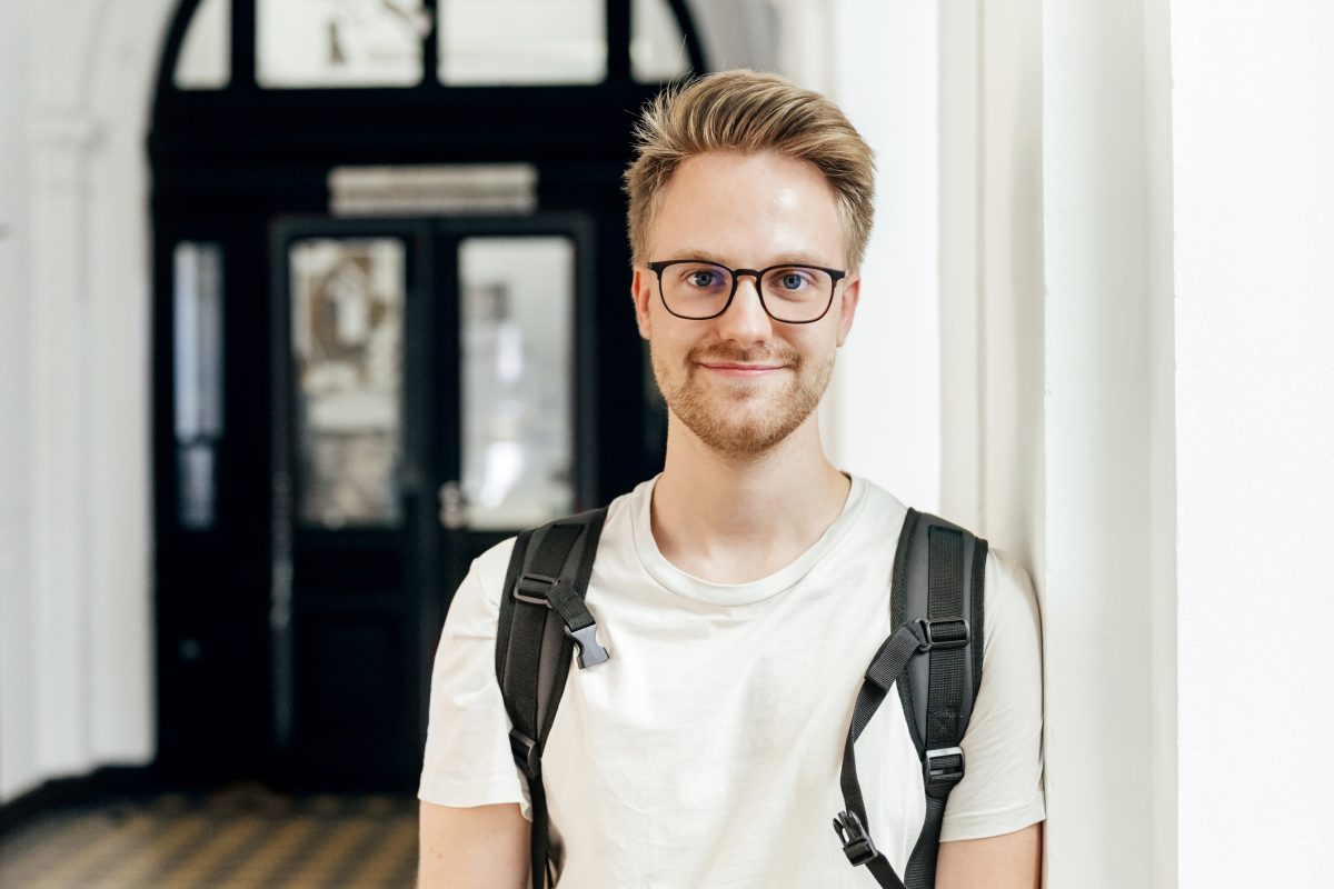 uśmiechnięty chłopak