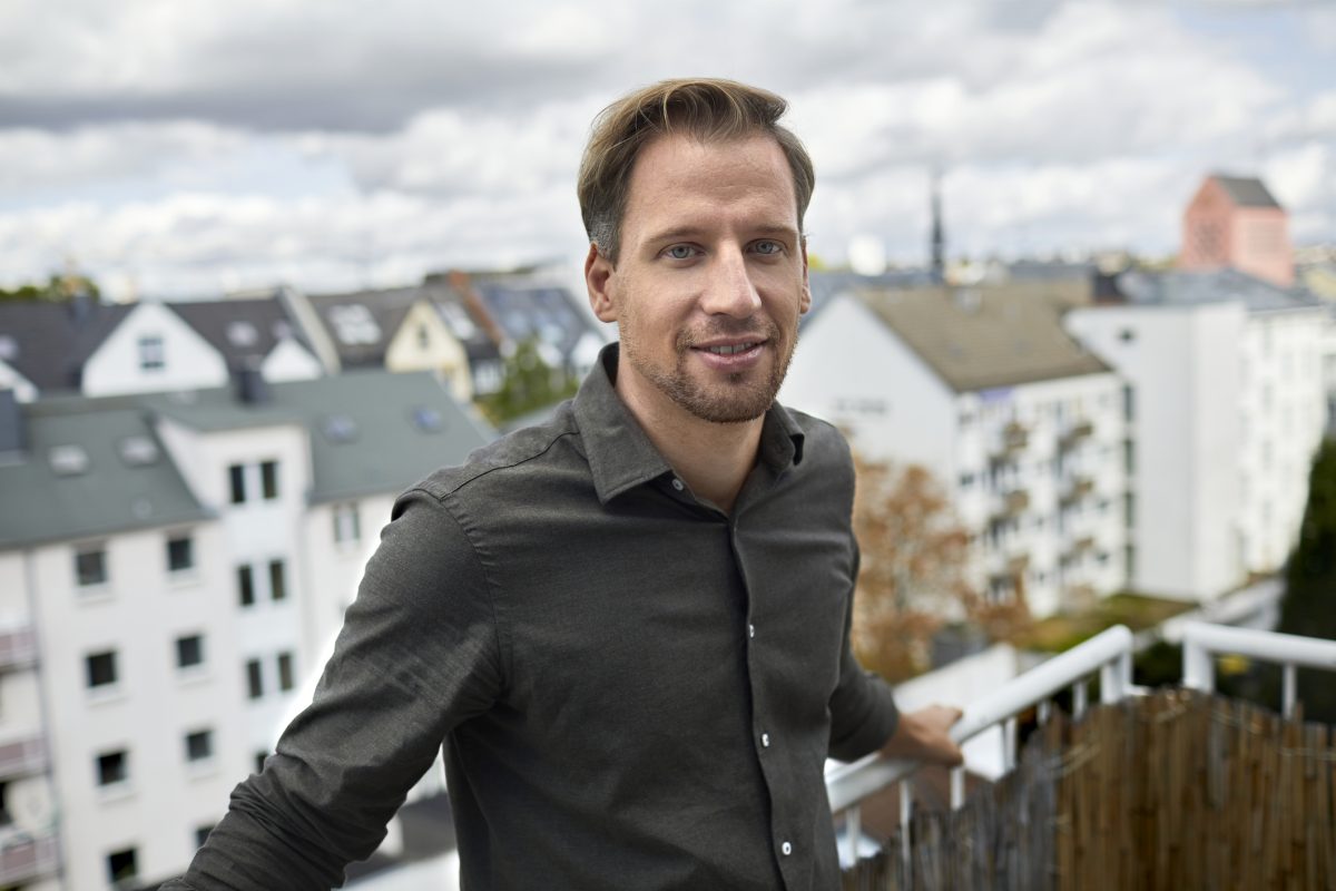 pewny siebie mężczyzna