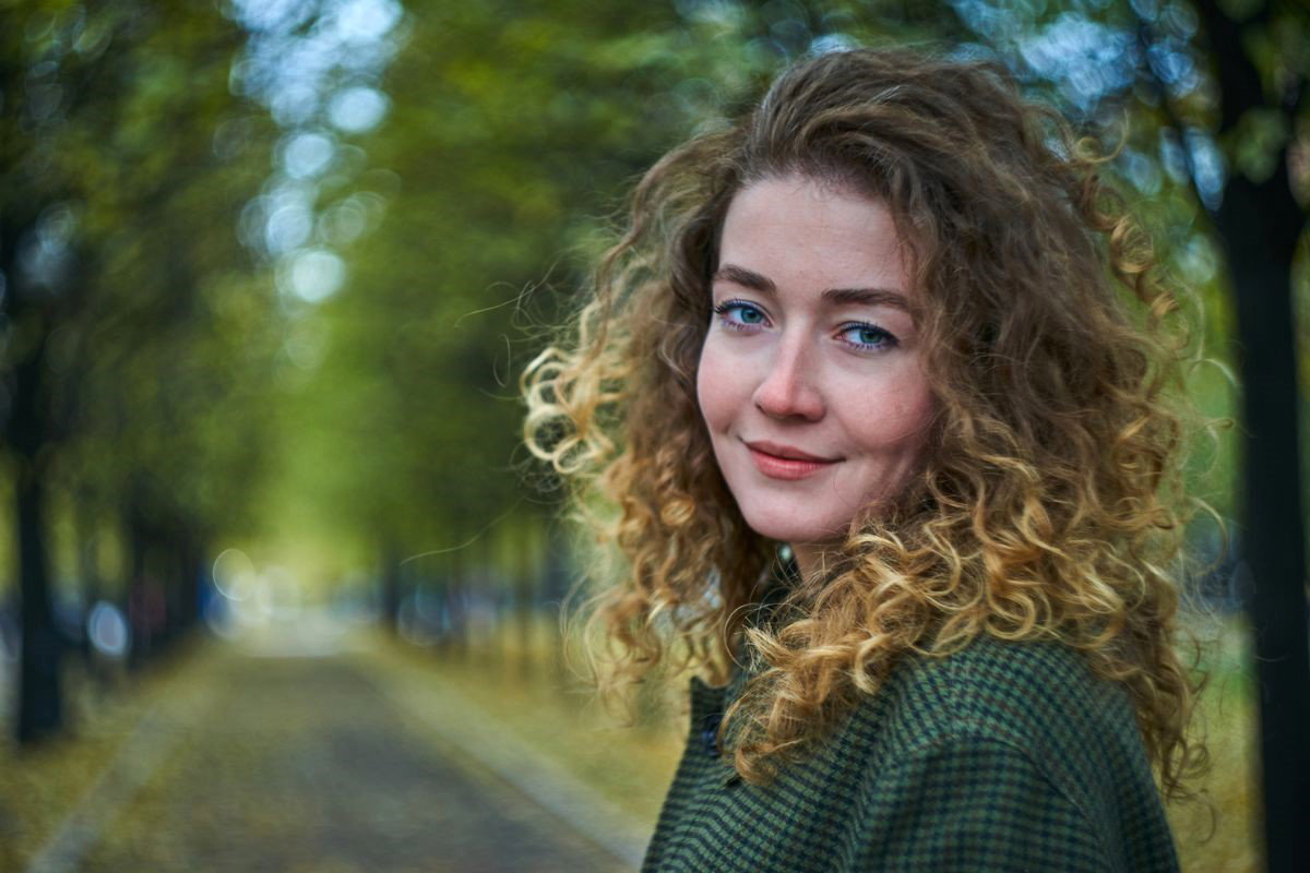 Kobieta na cmentarzu 1200 x 800 - 1