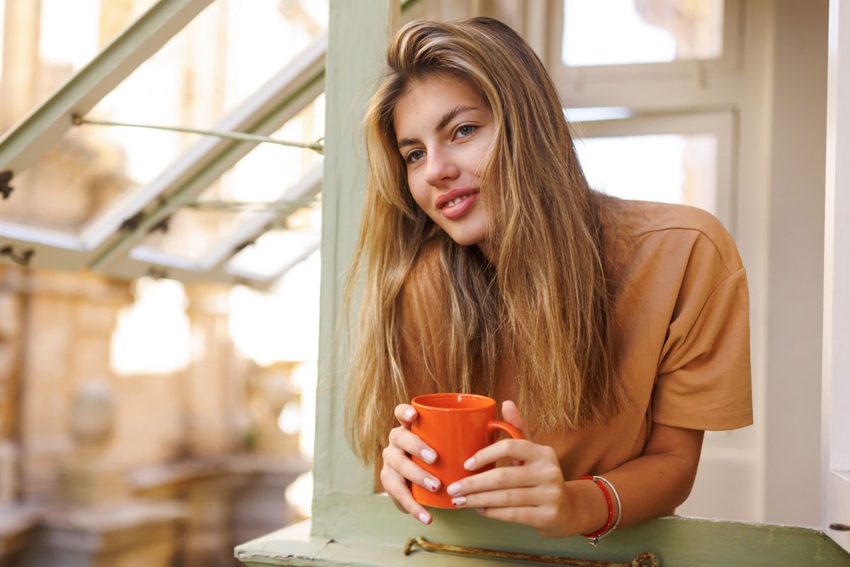 Kobieta na balkonie 1200 x 800