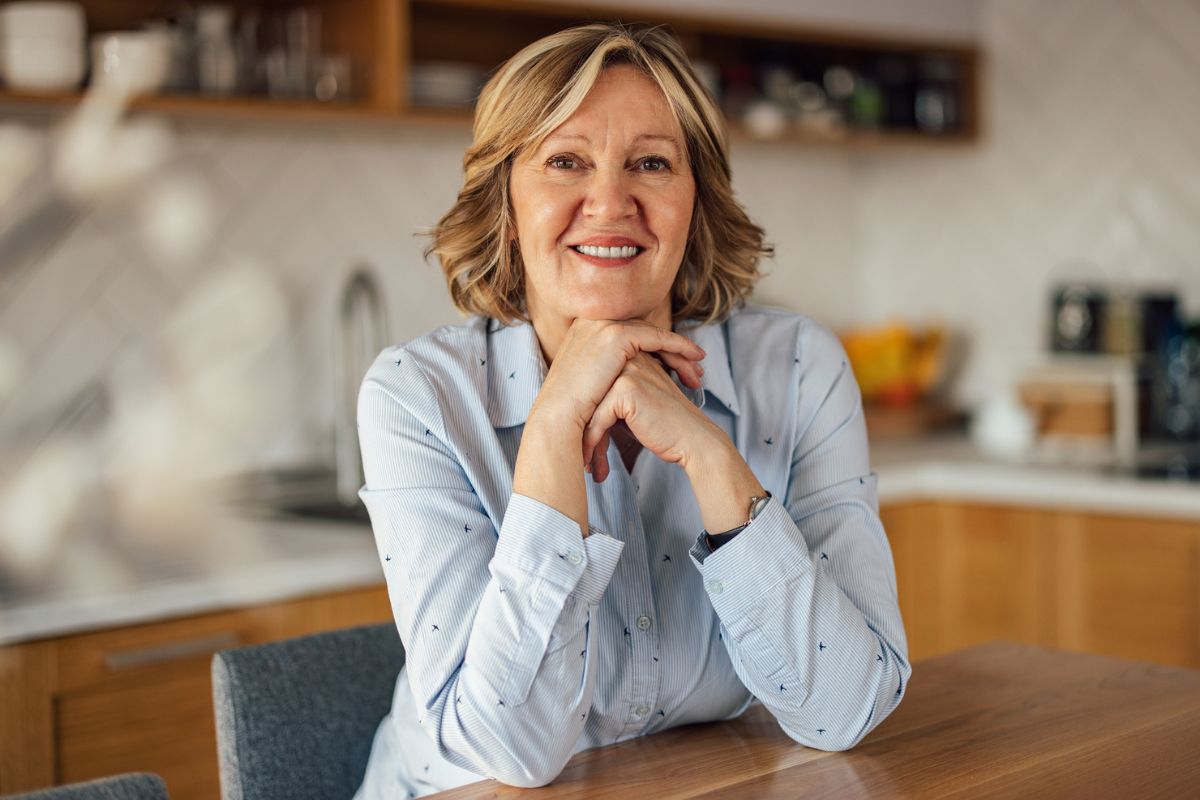Zadowolona kobieta po 50 1200 x 800