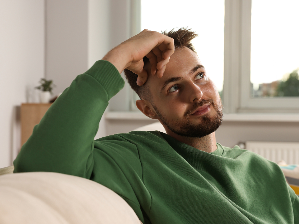 zamyślony mężczyzna