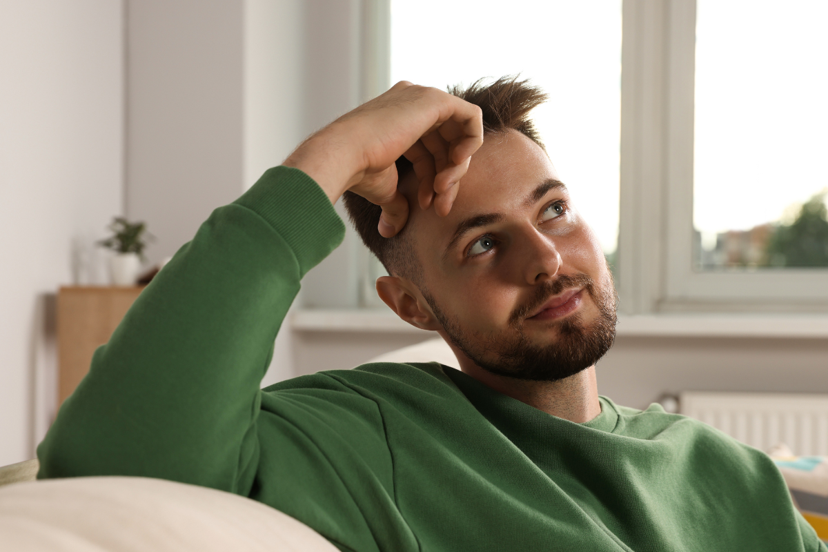 zamyślony mężczyzna