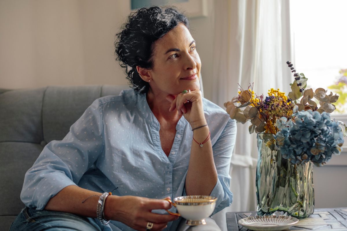 Zamyślona kobieta 1200 x 800w