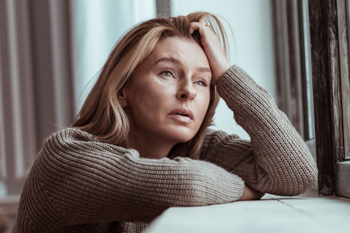 Zrezygnowana kobieta 1200 x 800