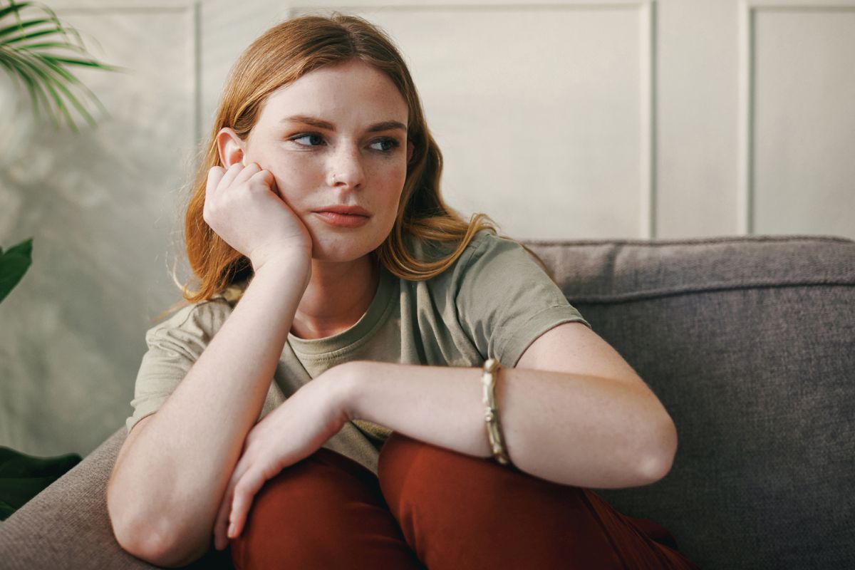 Zamyślona młoda kobieta 1200 x 800 (2)