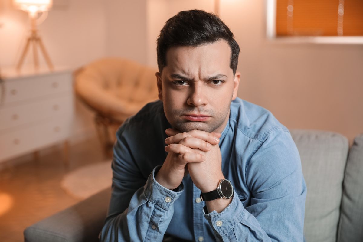 Oburzony mężczyzna 1200 x 800