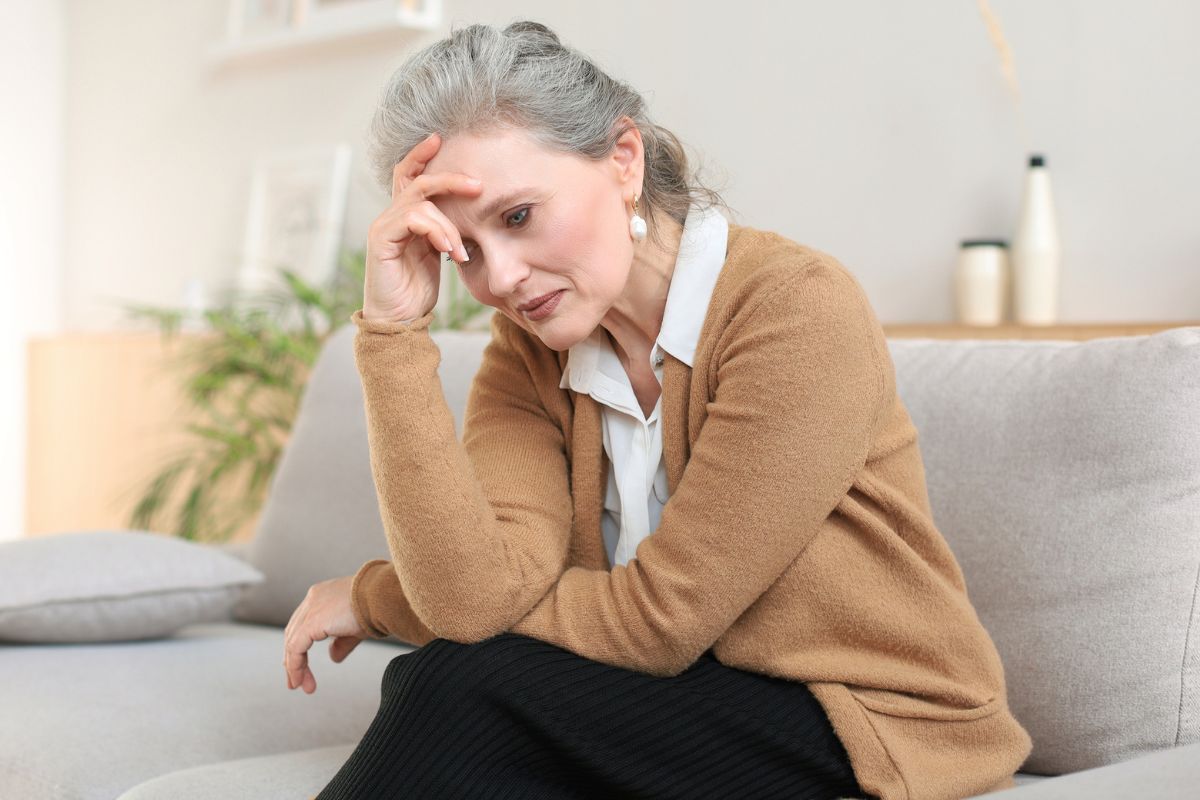 Załamana starsza kobieta 1200 x 800