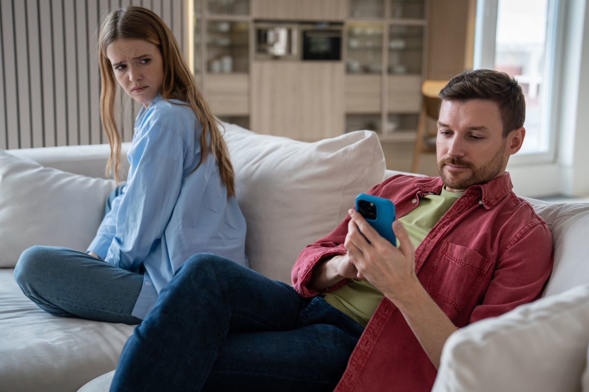 Mąż z telefonem 1200 x 800