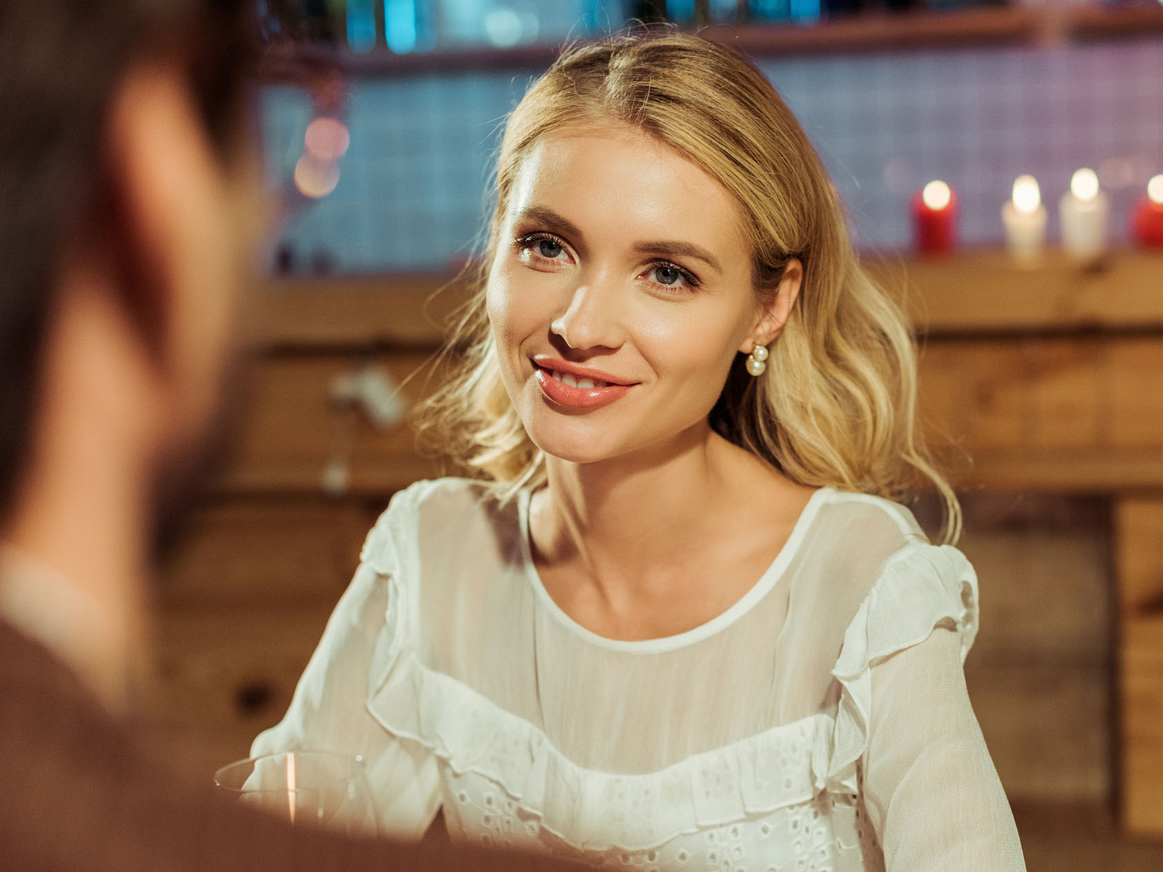 selective focus of smiling beautiful woman having date with boyfriend at restaurant