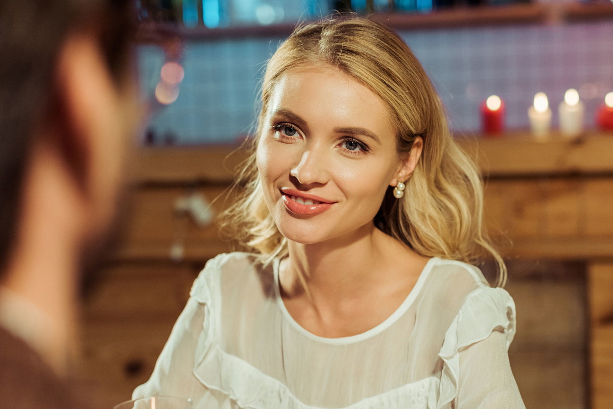 selective focus of smiling beautiful woman having date with boyfriend at restaurant