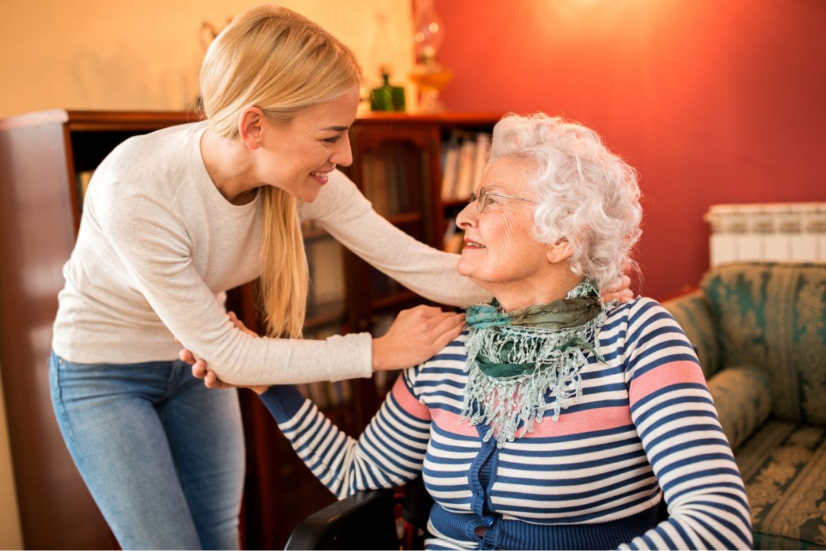 Starsza kobieta z opiekunką 1200 x 800