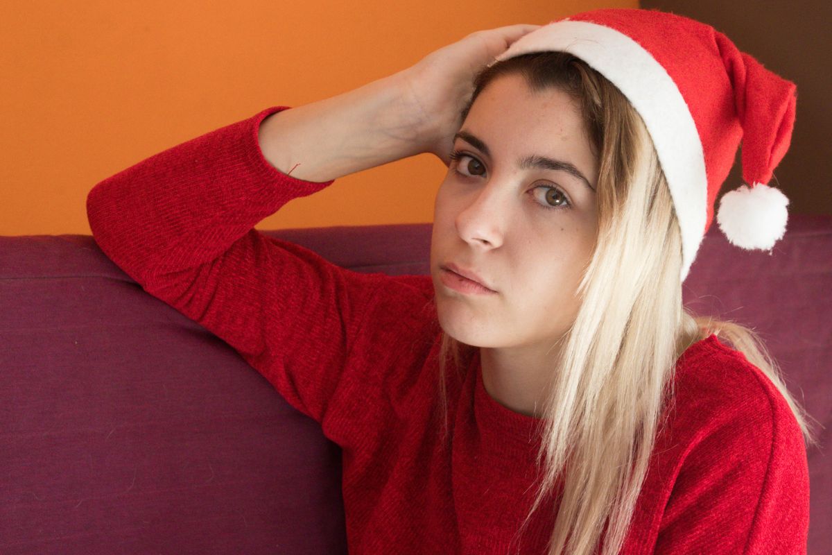 Smutna dziewczyna święta 1200 x 800