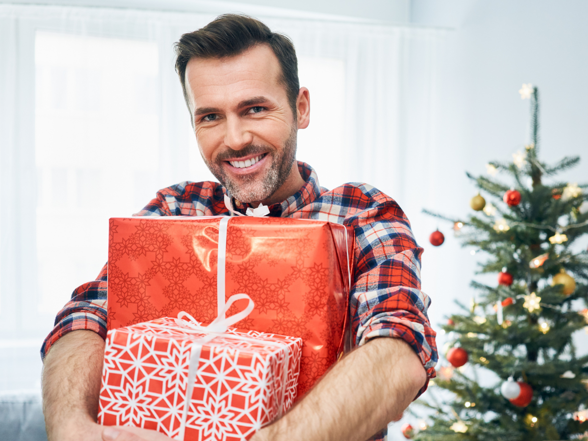 mężczyzna z prezentami