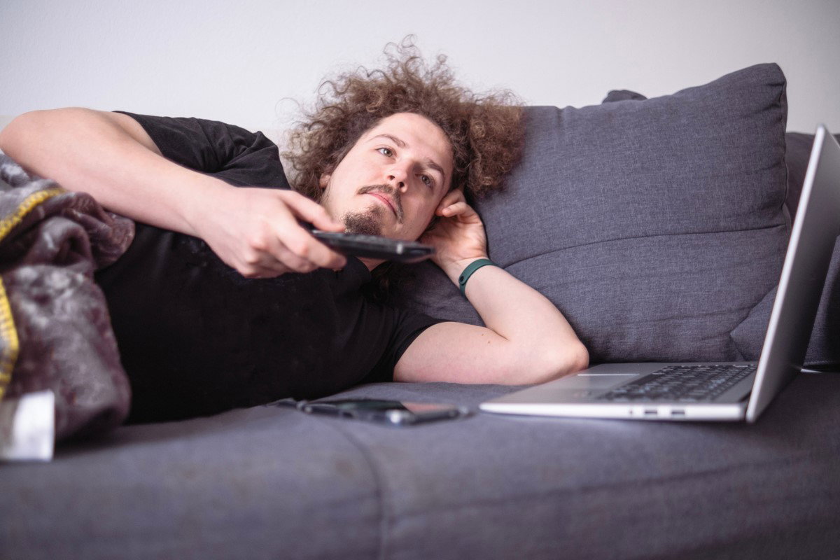 facet śpi na sofie przed tv iStock by Getty Images, Valentina Stankovic