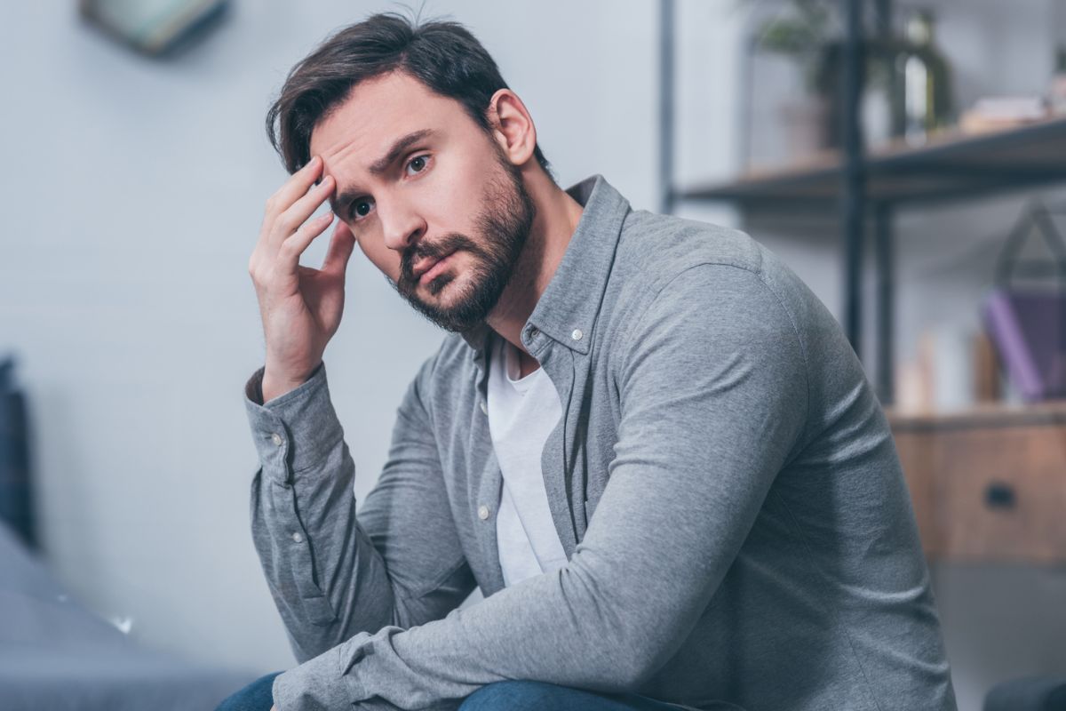 Zamyślony mężczyzna dt 1200 x 800