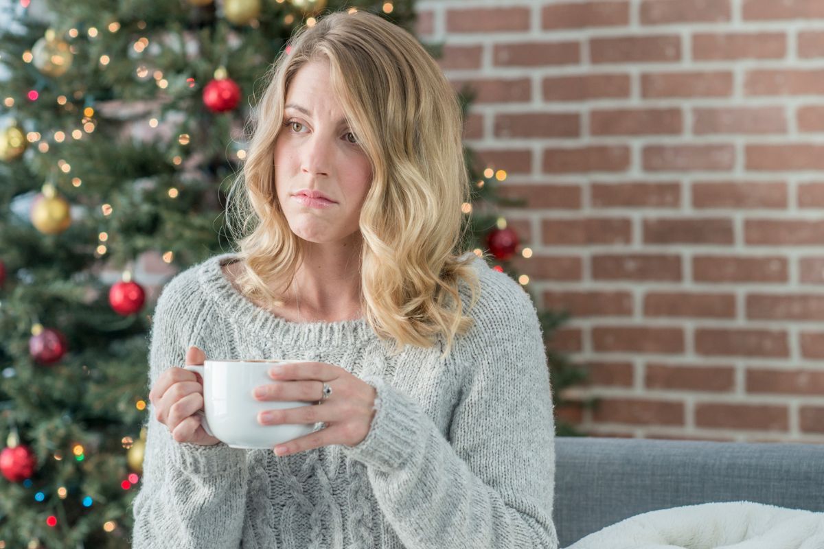 Smutna kobieta święta choinka 1200 x 800