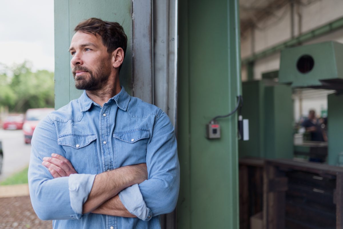 zamyślony mężczyzna