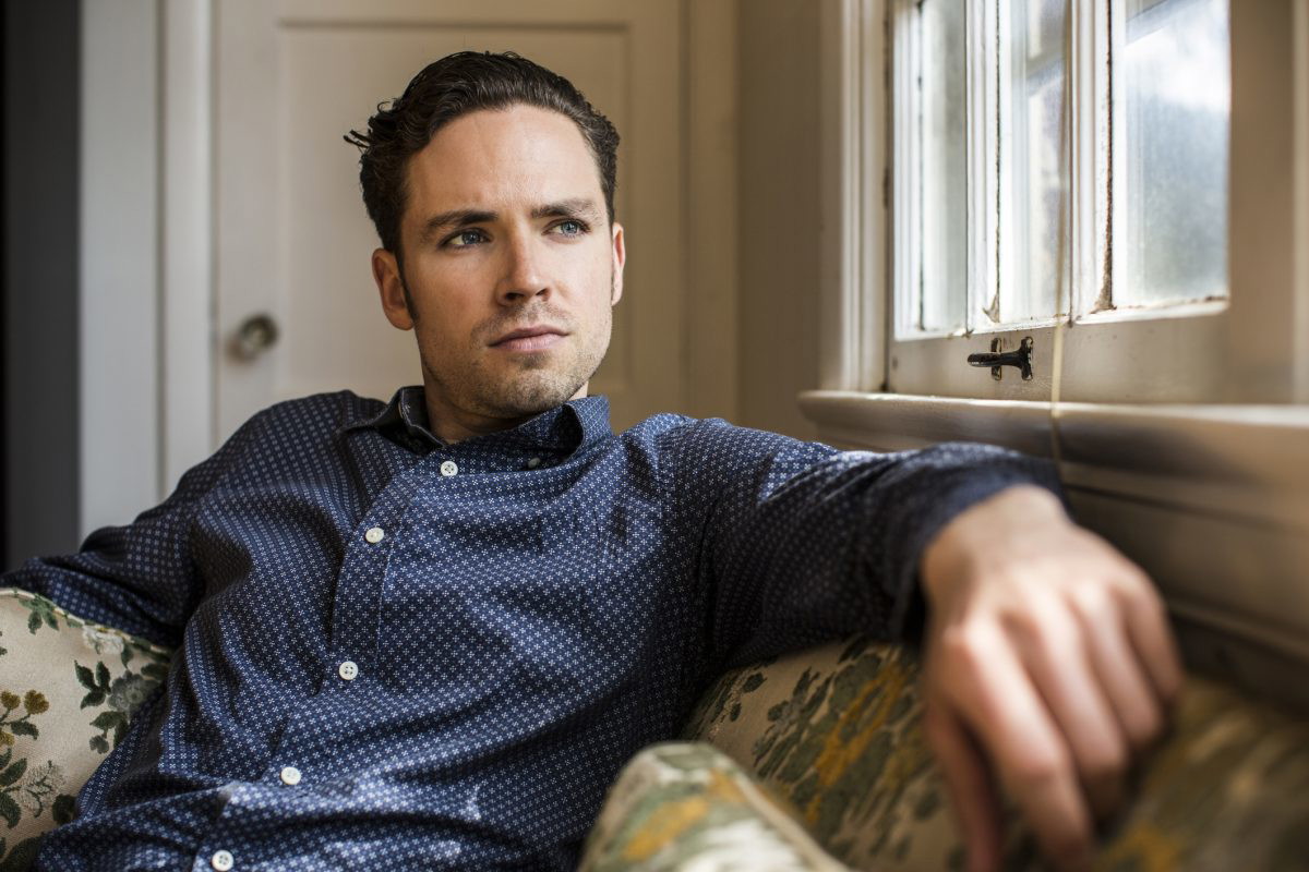 zamyślony mężczyzna