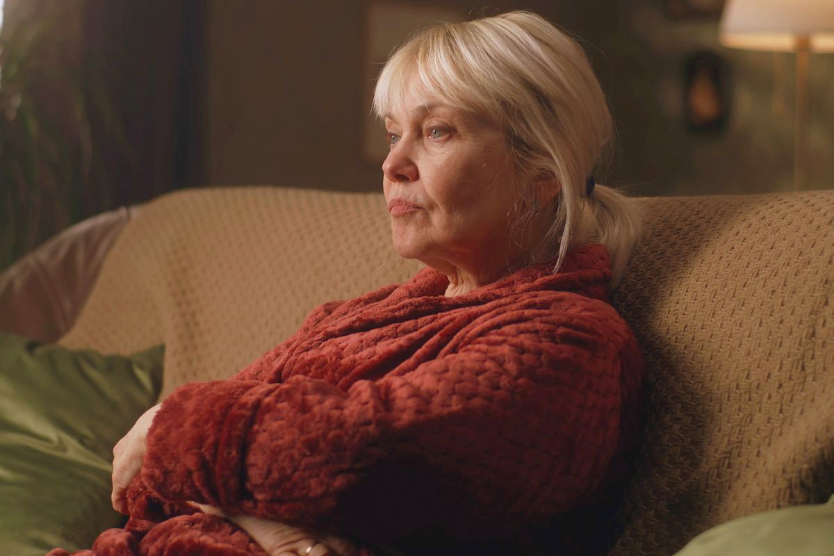 Smutna starsza kobieta 1200 x 800 (2)