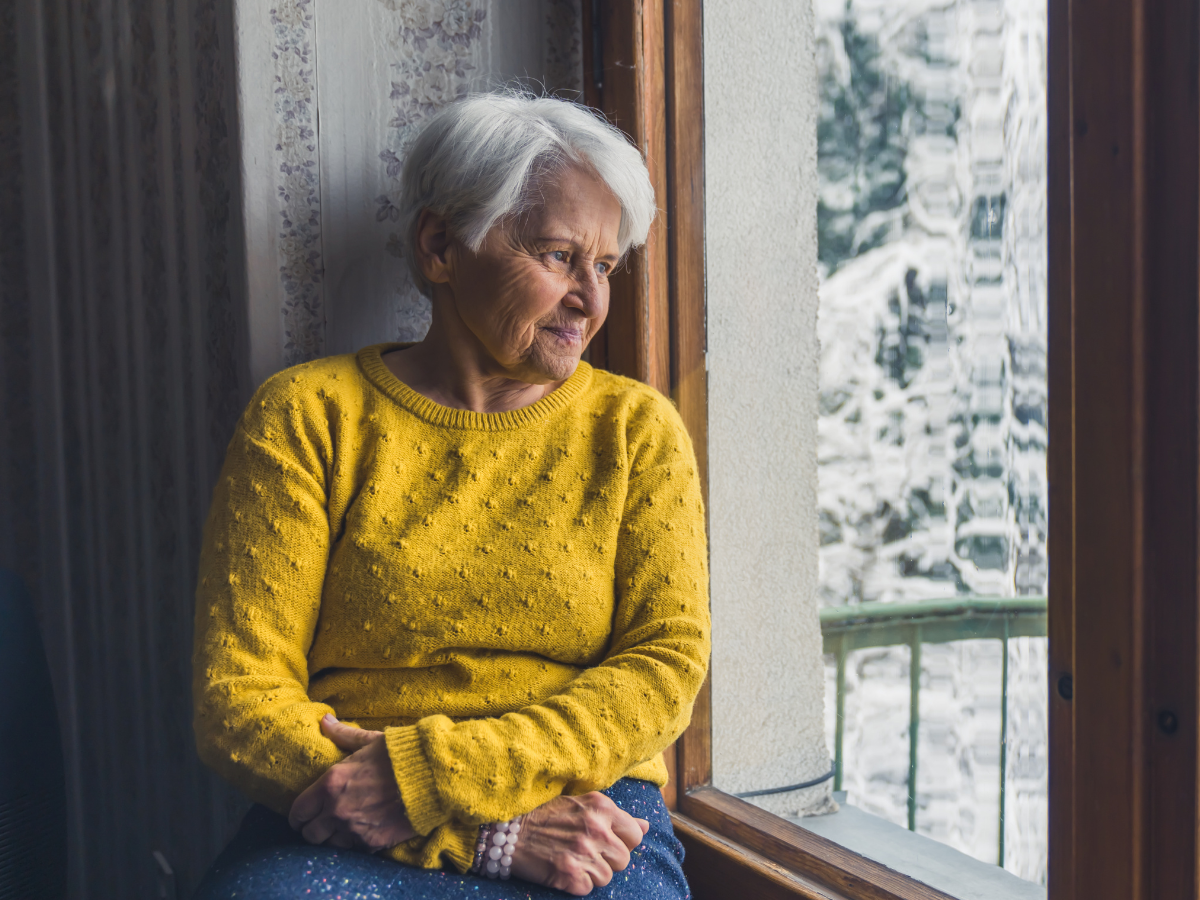 smutna starsza kobieta