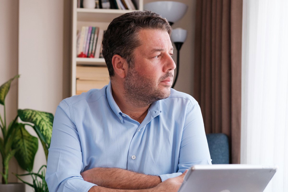 smutny mężczyzna iStock by Getty Images, pinstock