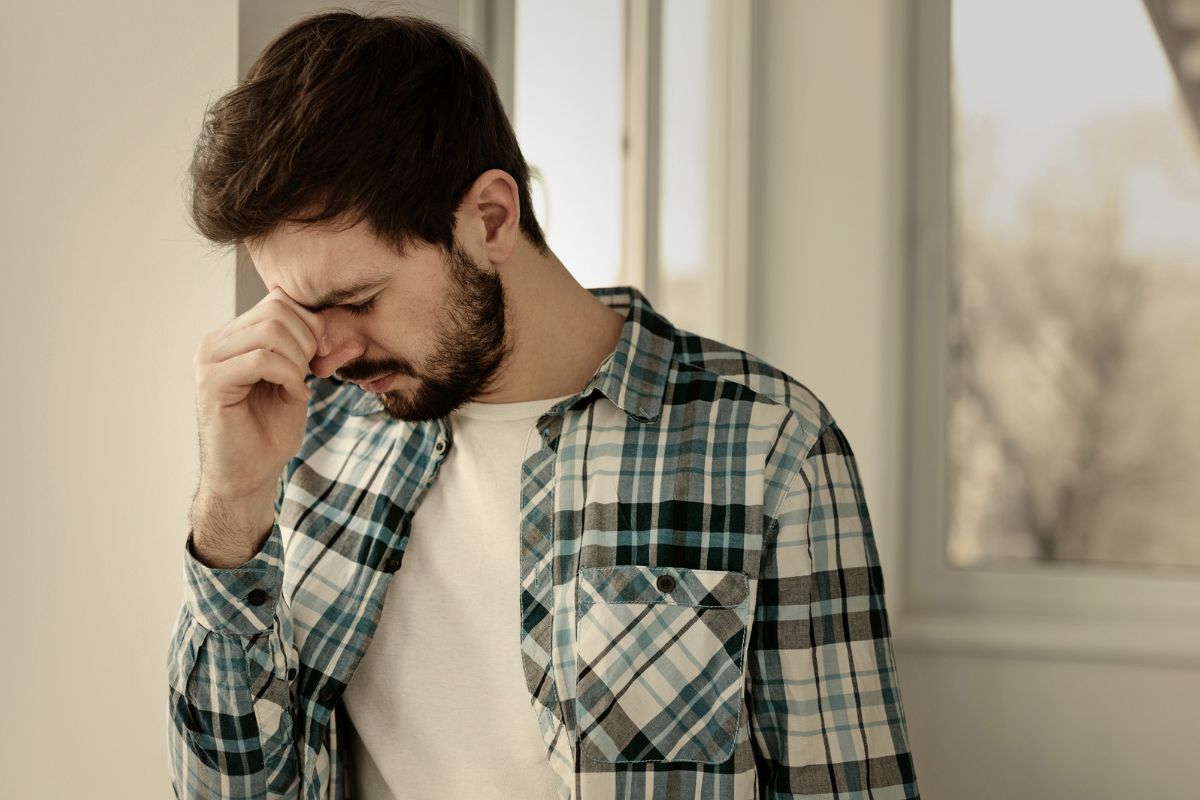 Załamany mężczyzna w koszuli 1200 x 800
