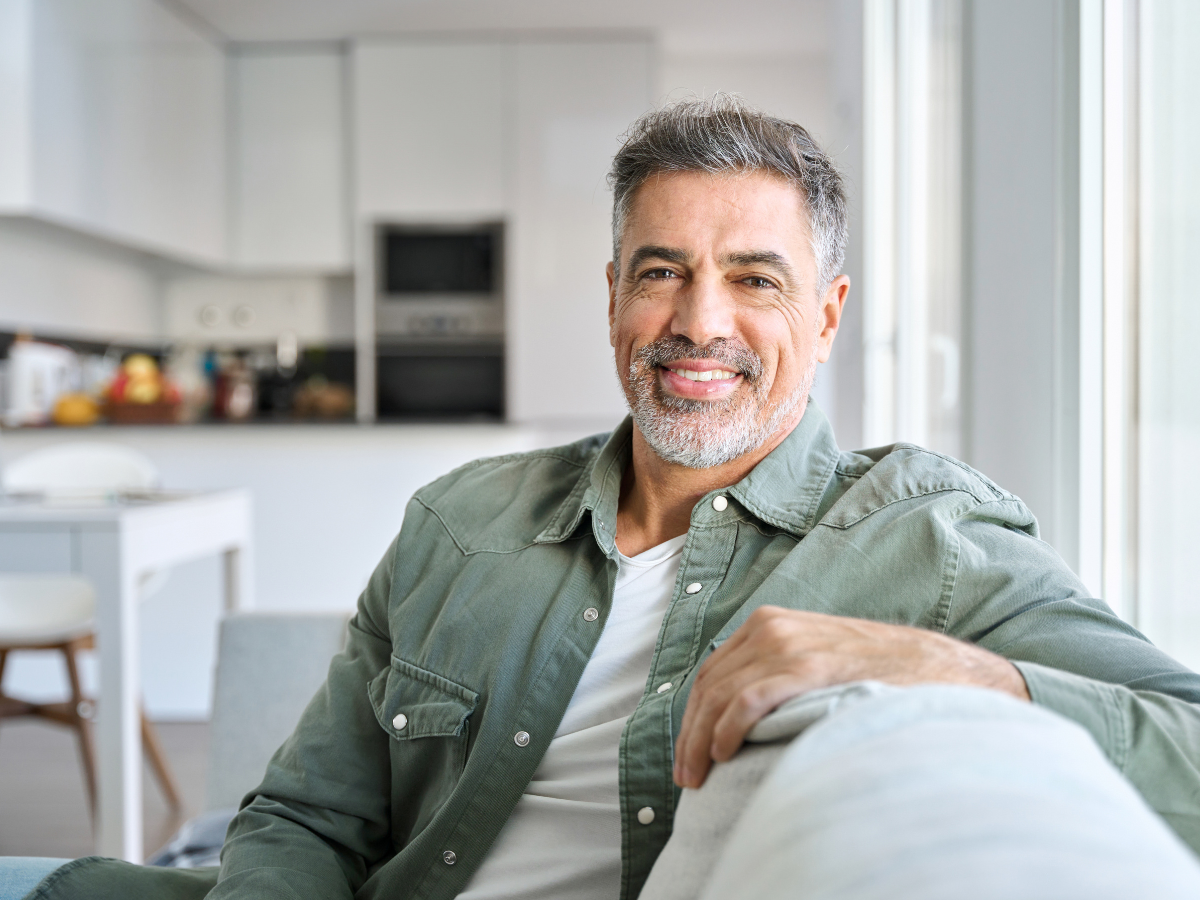 uśmiechnięty mężczyzna