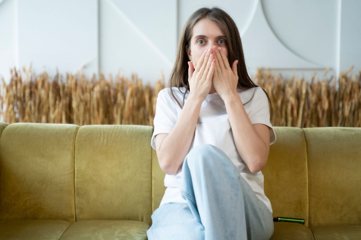 Wystraszone młoda kobieta 1200 x 800