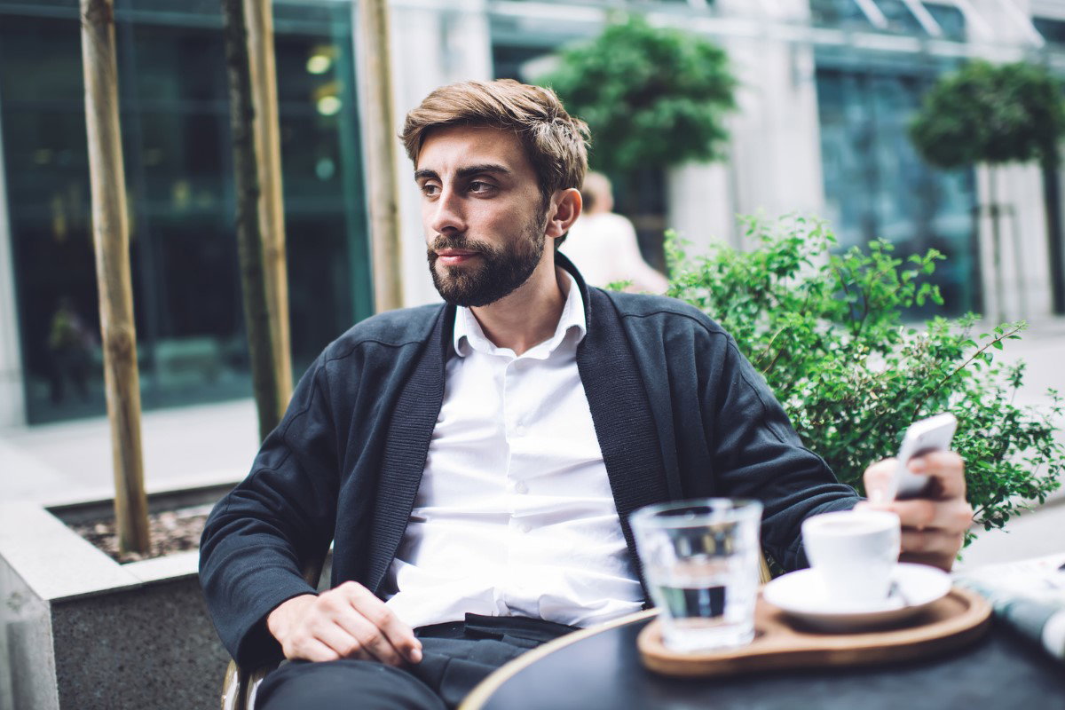 smutny mężczyzna iStock by Getty Images, GaudiLab