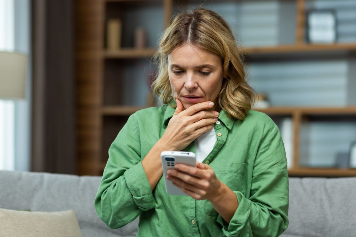 Zaskoczona kobieta z telefonem 1200 x 800