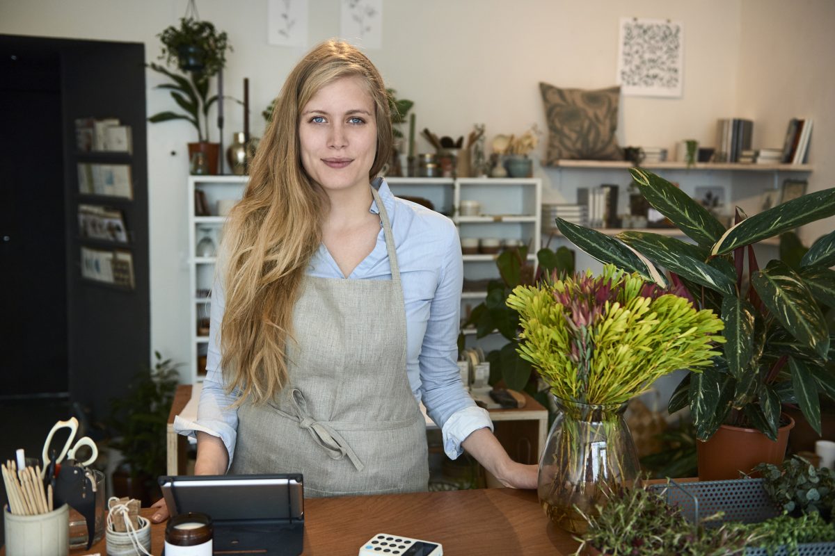 kobieta w kwiaciarni