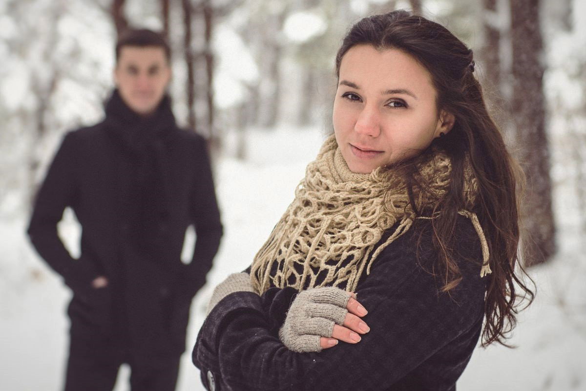 Smutna para na śniegu 1200 x 800