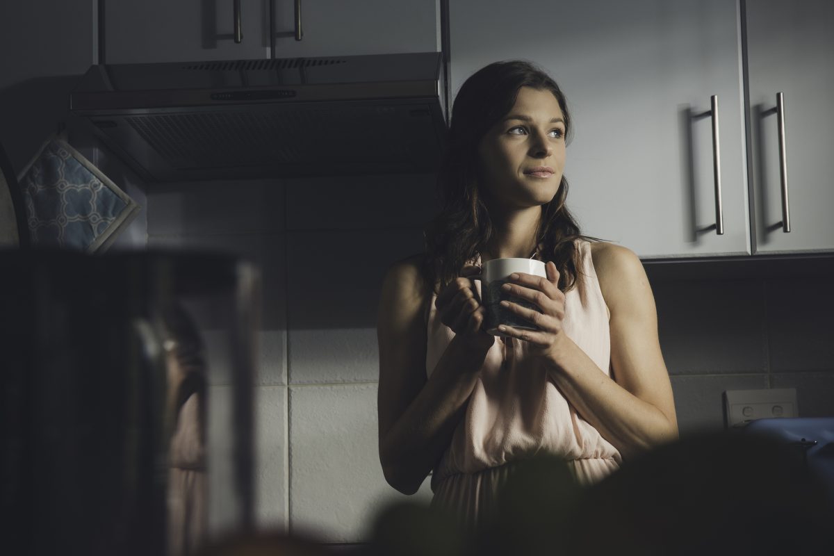 zamyślona dziewczyna